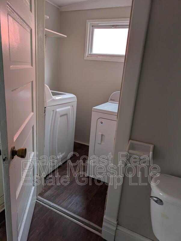 Building Photo - 304 1/2 W Martin St