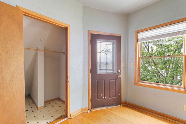 Building Photo - 114 Center St