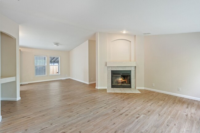 Building Photo - 3BR House Available in Pleasant Valley