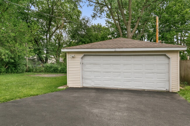 Building Photo - 15403 Cherry Ln
