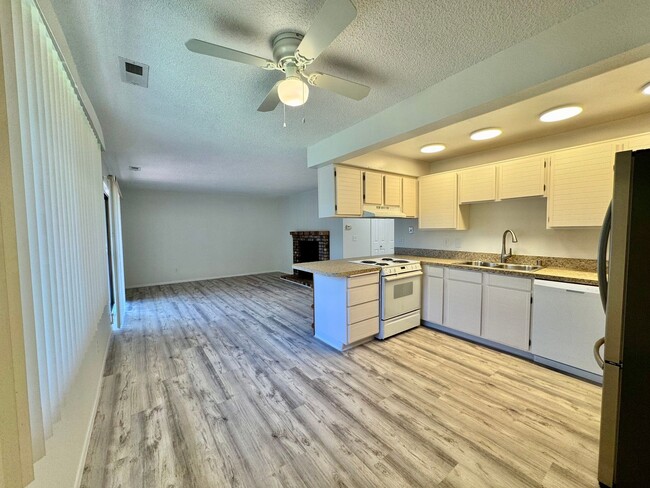Building Photo - Salmon Creek Condo with Swim, hot tub and ...