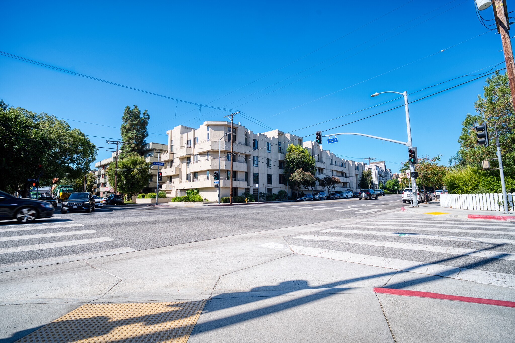 Building Photo - 13920 Moorpark St