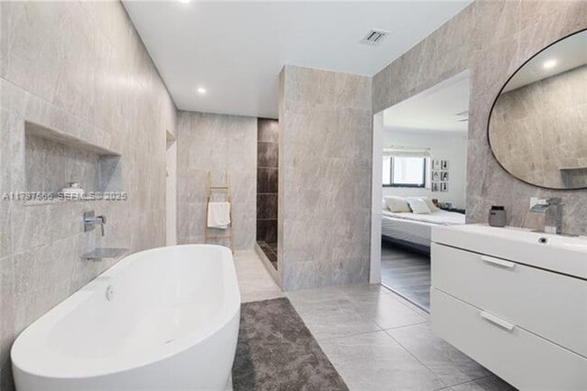 Building Photo - 20375 NE 22nd Pl