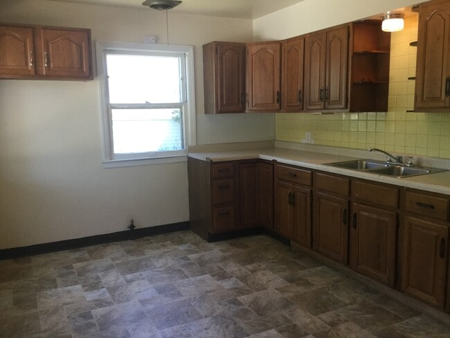 Building Photo - Spacious 3 Bedroom Single Family Home with Garage