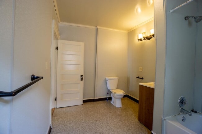 Building Photo - Available 8/1/26 - Spacious Newly Renovate...