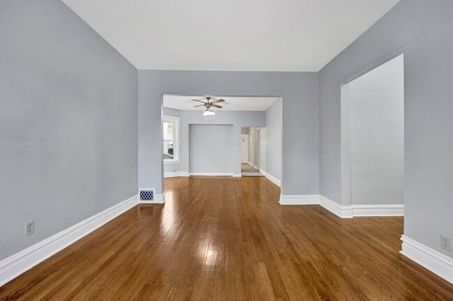 Building Photo - 5015 W Montrose Ave