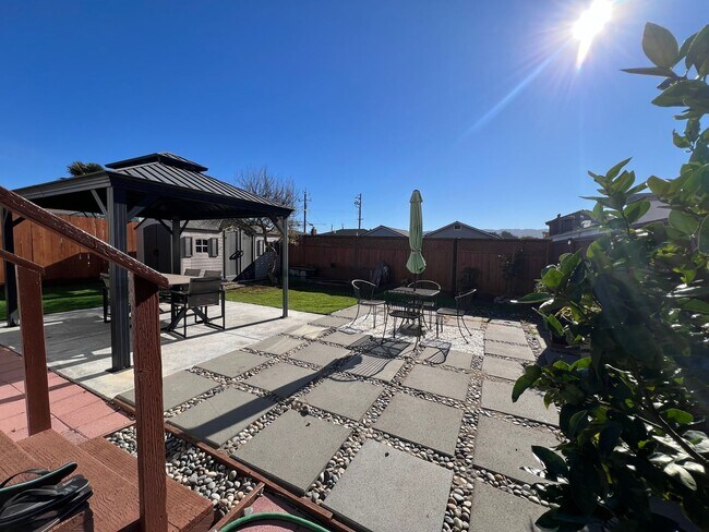 Building Photo - Home minutes from the beach