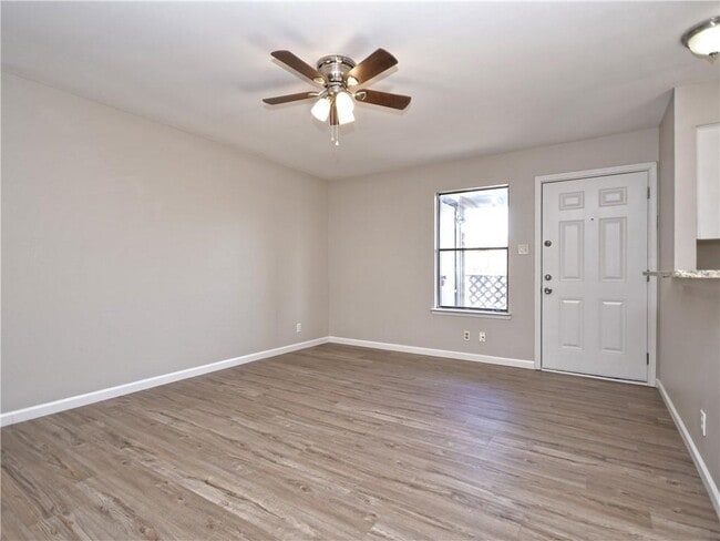 Building Photo - 5502 Rose Hill Cir