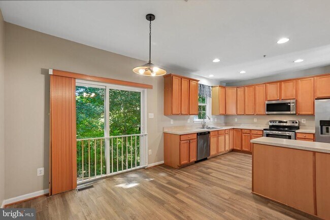 Building Photo - 7721 Valley Oak Dr