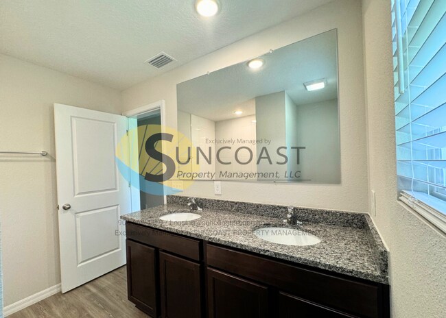 Building Photo - Luxury Home & Free to Apply!