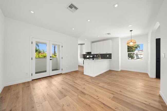 Building Photo - 7418 Romaine St