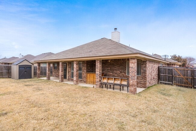 Building Photo - Spacious 4 bedroom home