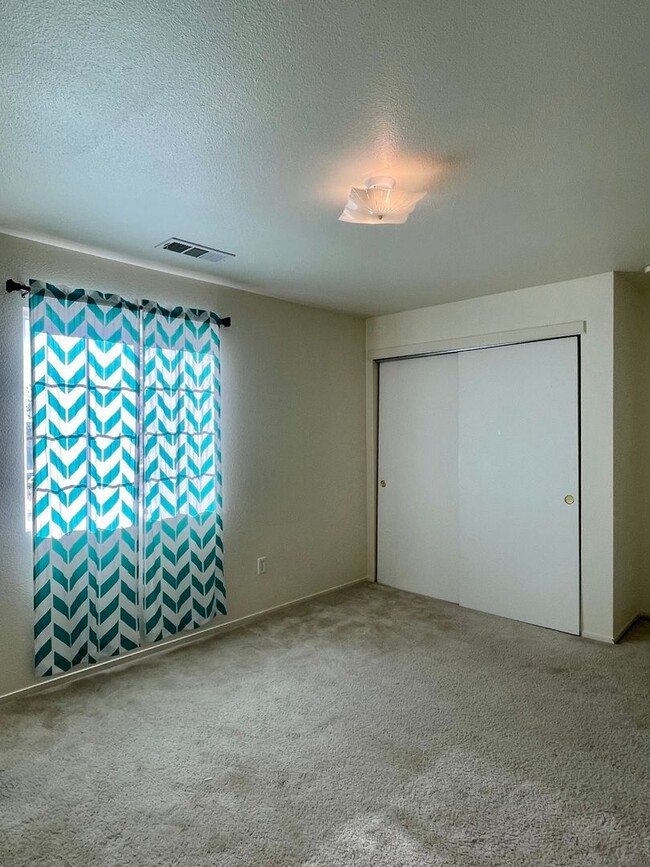 Building Photo - $300 OFF FIRST MONTH RENT!! 4 BED HOUSE LO...