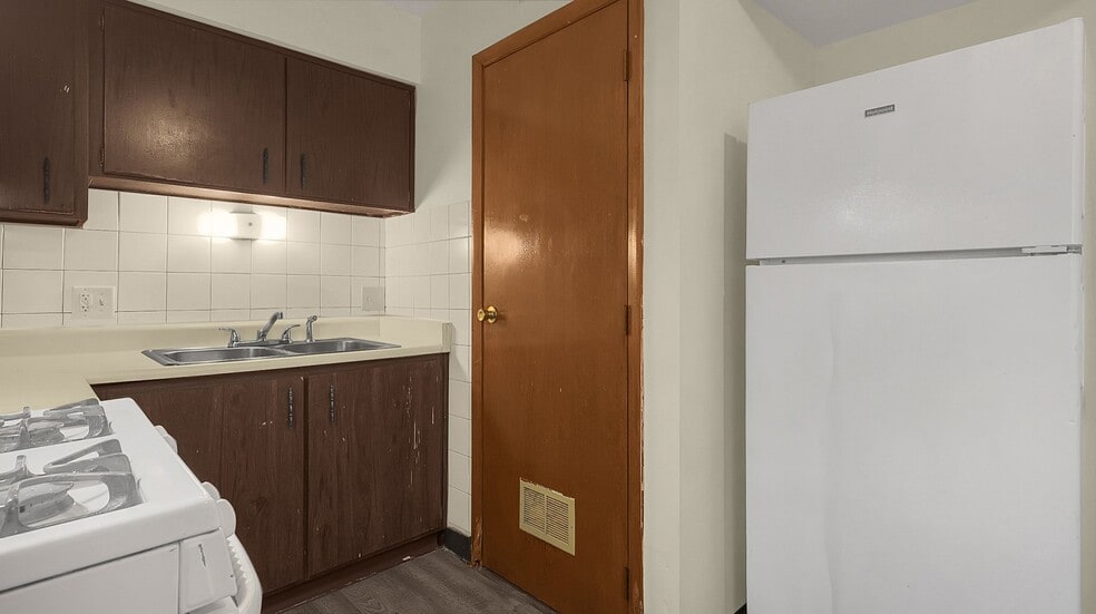 Building Photo - 3042 Sandridge Ave