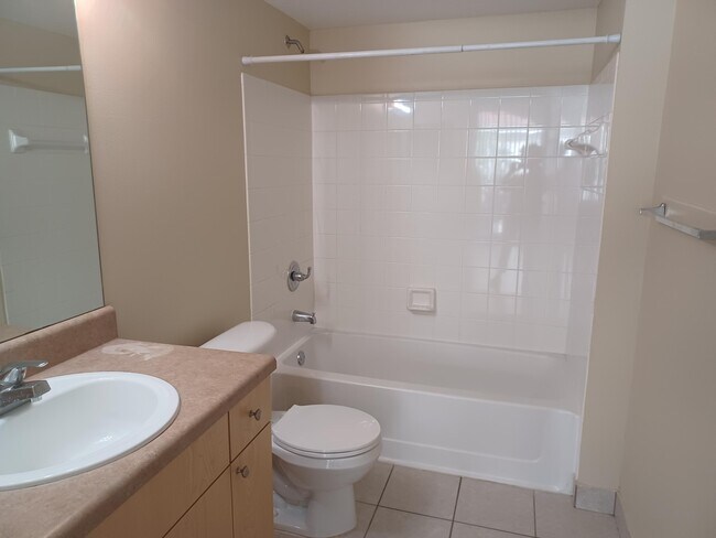Building Photo - 818 Villa Cir
