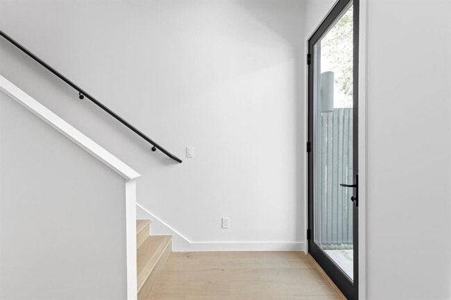 Building Photo - 912 1/2 E 50th St