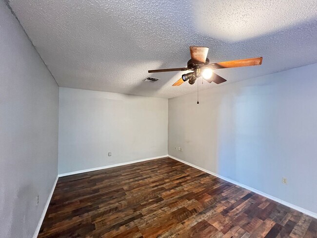 Building Photo - Charming 2-Bedroom, 2-Bathroom Home in a Tranquil Leesburg Community with Open Garage and Versati...