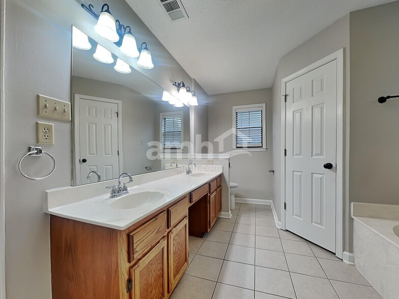 Building Photo - 7007 Meadowlands Pl