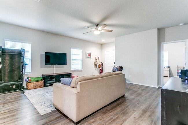 Building Photo - 3-BEDROOM NEWER CONSTRUCTION IN CONVERSE
