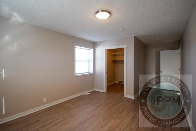 Building Photo - Fully updated 5 bd/ 2 Ba Home