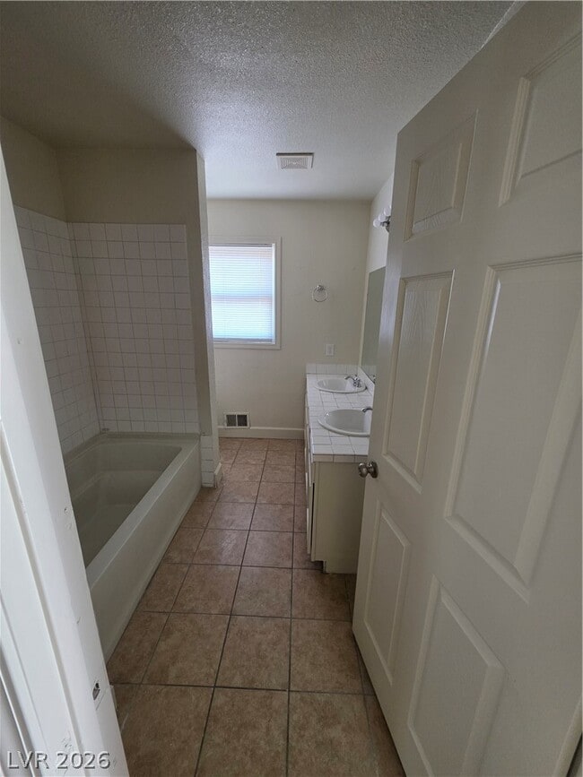 Building Photo - 1590 Mustang Dr