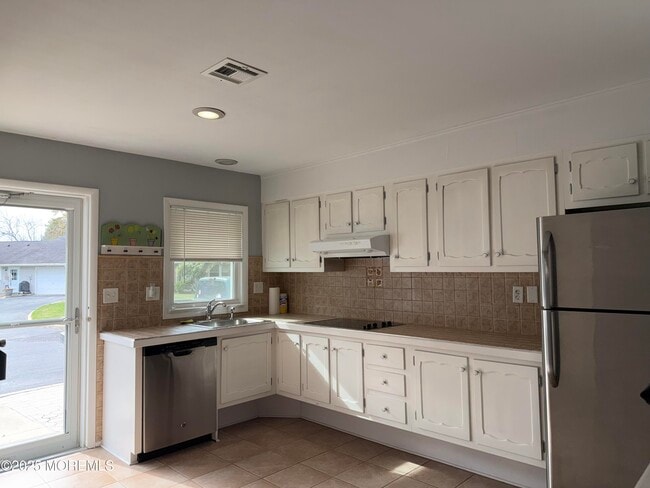 Building Photo - 664D Plymouth Dr