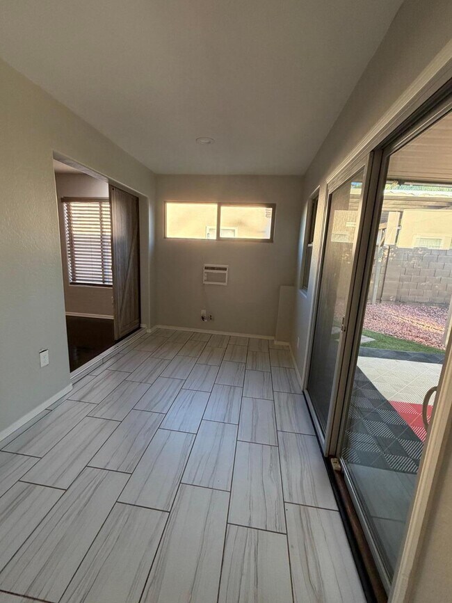 Building Photo - 1945 E Aloe Pl