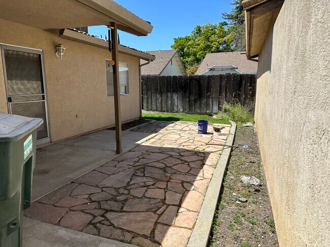 Building Photo - 3613 Almeria Dr