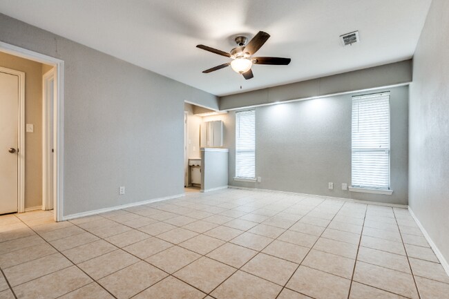 Building Photo - 2820 Clear Springs Dr