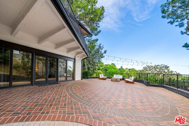 Building Photo - 9305 Beverlycrest Dr