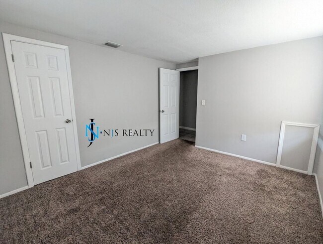 Building Photo - BEAUTIFUL, Large - 4/2 1500 Sq. Ft., Renov...