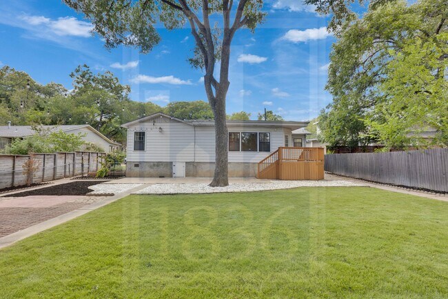 Building Photo - 2205 Sharon Ln