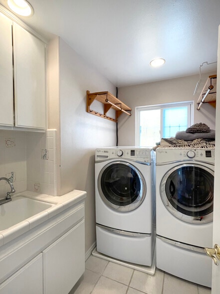 in suite laundry - 2111 Nelson Ave