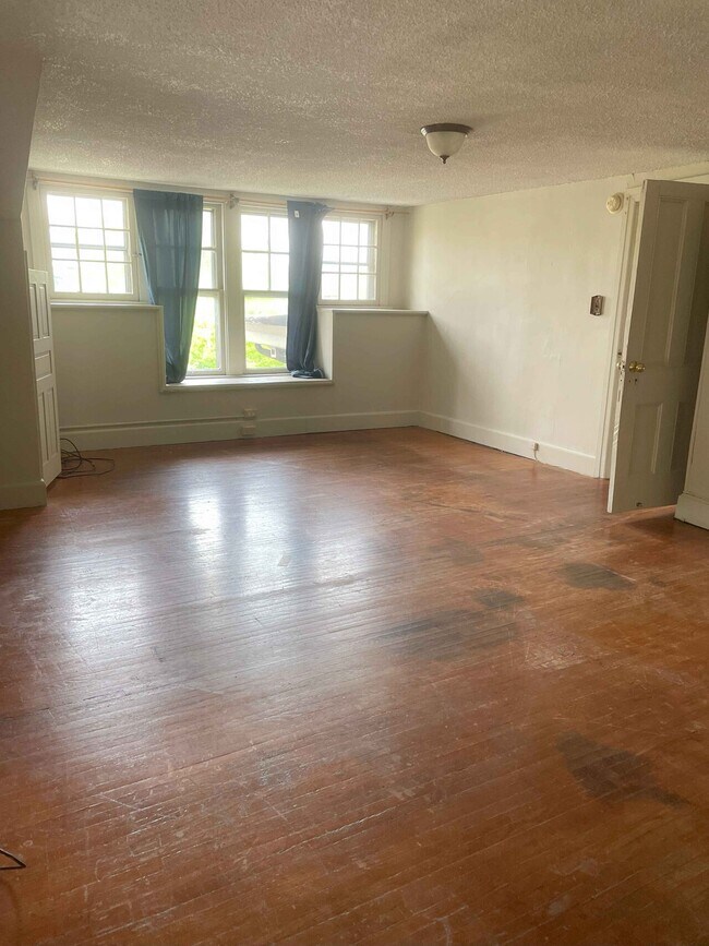 Building Photo - 967 W 4th St