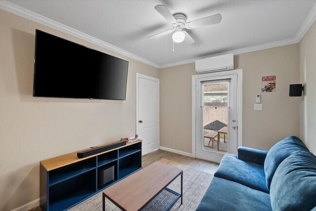Building Photo - Fully Furnished, Fully Updated, Fully Fort Worth!