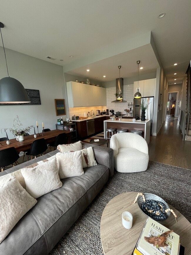 Building Photo - 2848 N Damen Ave