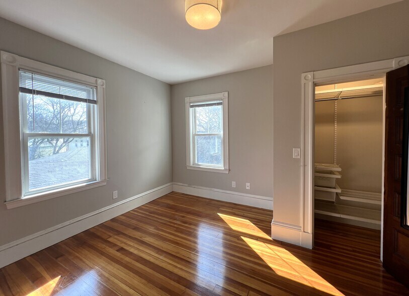 Building Photo - 107 Oxford St