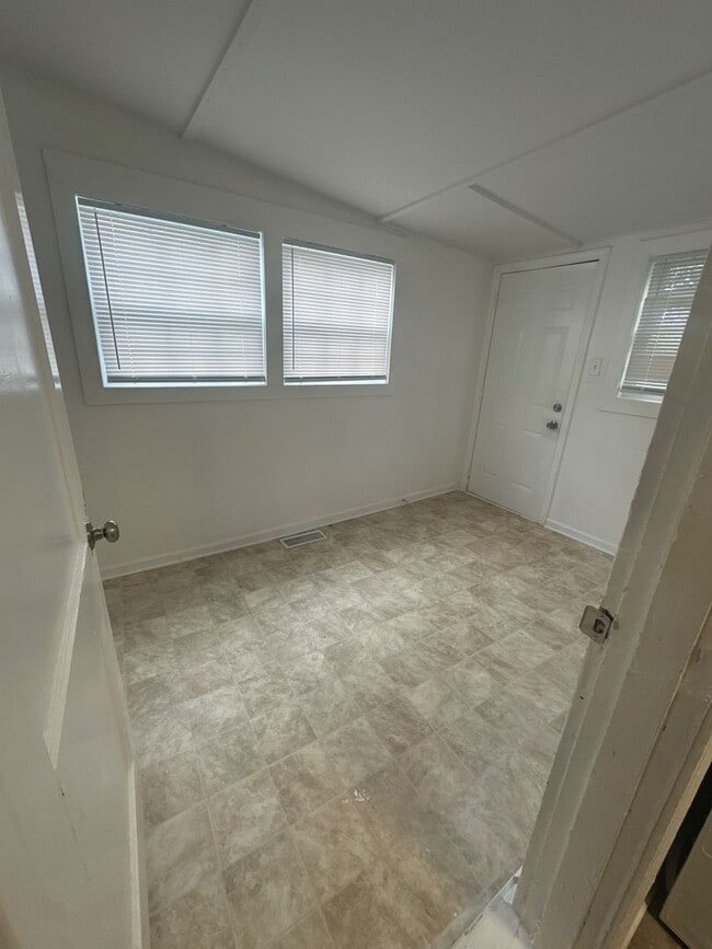 Building Photo - 3 Bedroom Single Family Home