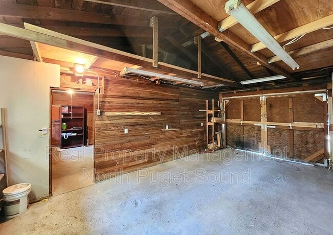 Building Photo - 2115 Oakes Ave