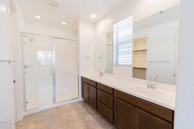 Building Photo - 9323 W Glenrosa Ave