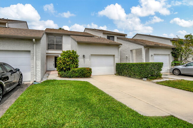 Primary Photo - 6732 Canary Palm Cir