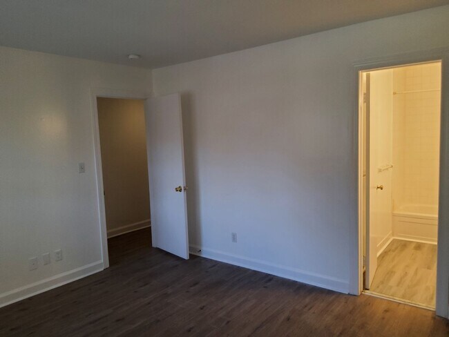 Building Photo - 2841 Tully Square