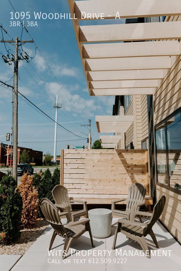 Building Photo - 1095 Woodhill Dr