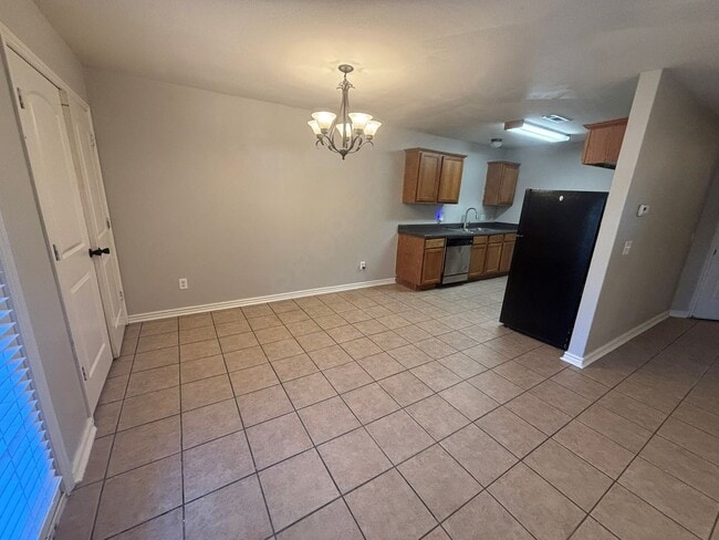 Building Photo - COMING SOON!! 3 Bedroom Duplex in Farmington!