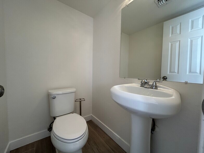 Building Photo - 2698 N 43rd Ave