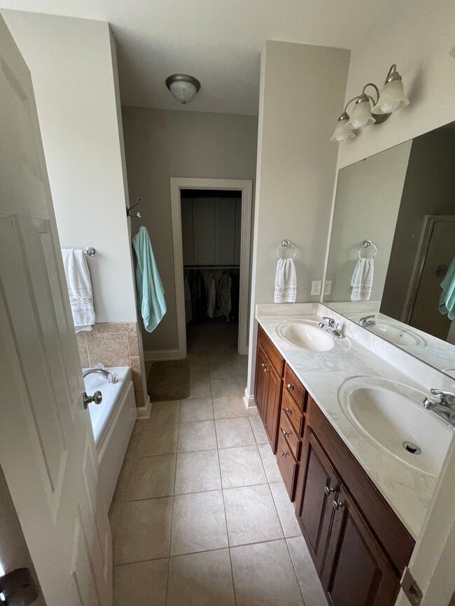 Building Photo - 4 Bedroom 3.5 Bath Home in Carolina Lakes!