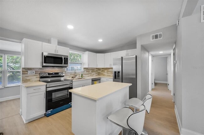 Building Photo - 1400 Poinciana Dr