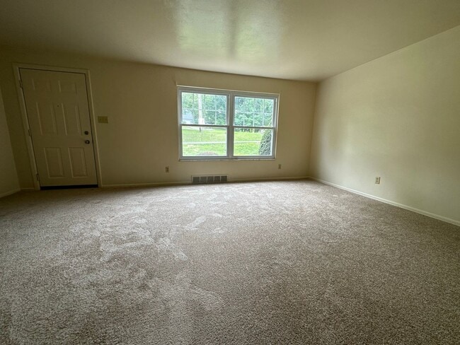 Building Photo - Enticing 2BR Townhouse with Central A/C an...