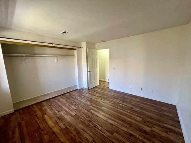 Building Photo - $500 Move in Special - 2nd Floor 1bed/1bath with Laundry and Parking!