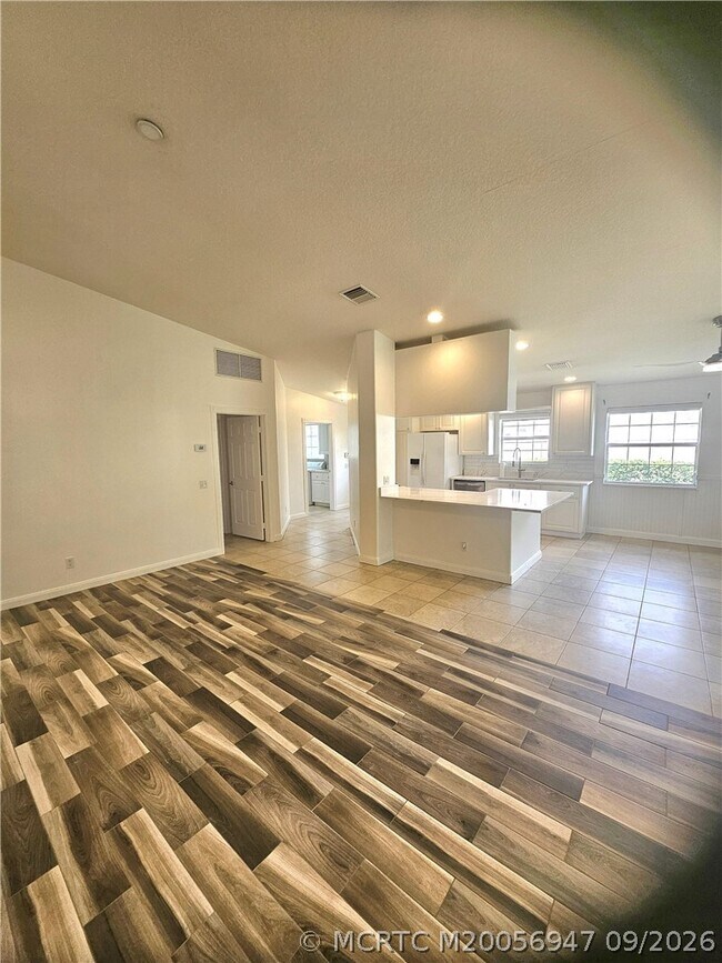 Building Photo - 11208 SW Pembroke Dr